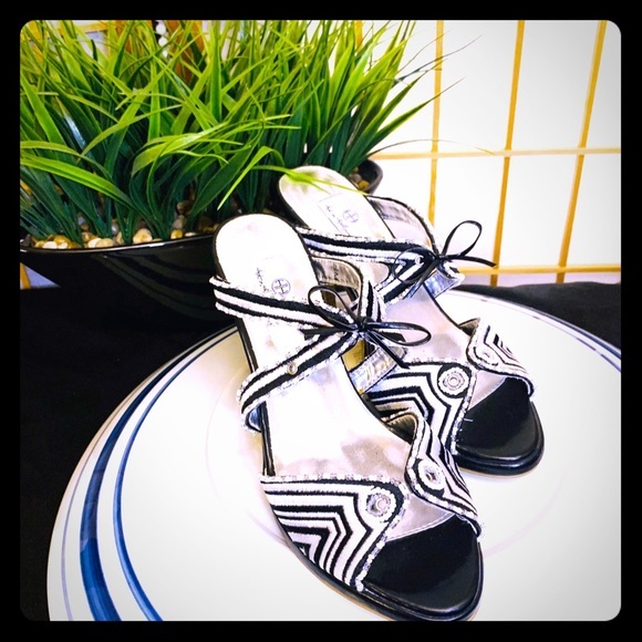 SLIP ON PEEP TOE HEELS - Picture 8 of 8